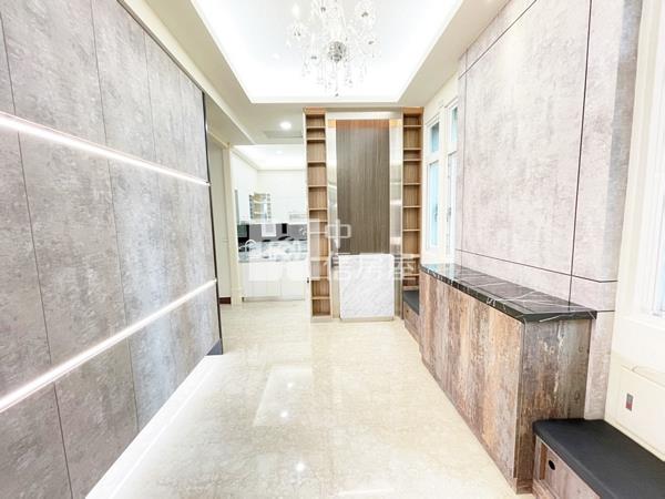 中清愛買旁獨棟臨路別墅房屋室內格局與周邊環境