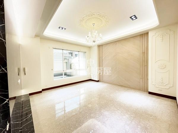 中清愛買旁獨棟臨路別墅房屋室內格局與周邊環境