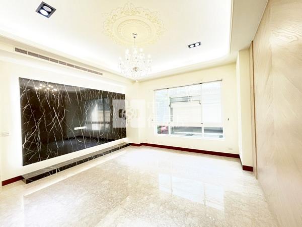 中清愛買旁獨棟臨路別墅房屋室內格局與周邊環境