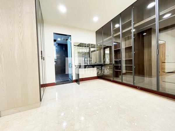 中清愛買旁獨棟臨路別墅房屋室內格局與周邊環境