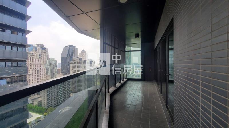 七期商辦地標NTC朝南角間高樓三面採光房屋室內格局與周邊環境