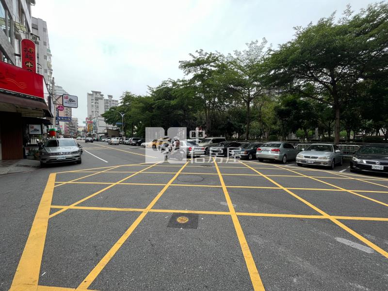 運動公園11米大面寬店面房屋室內格局與周邊環境