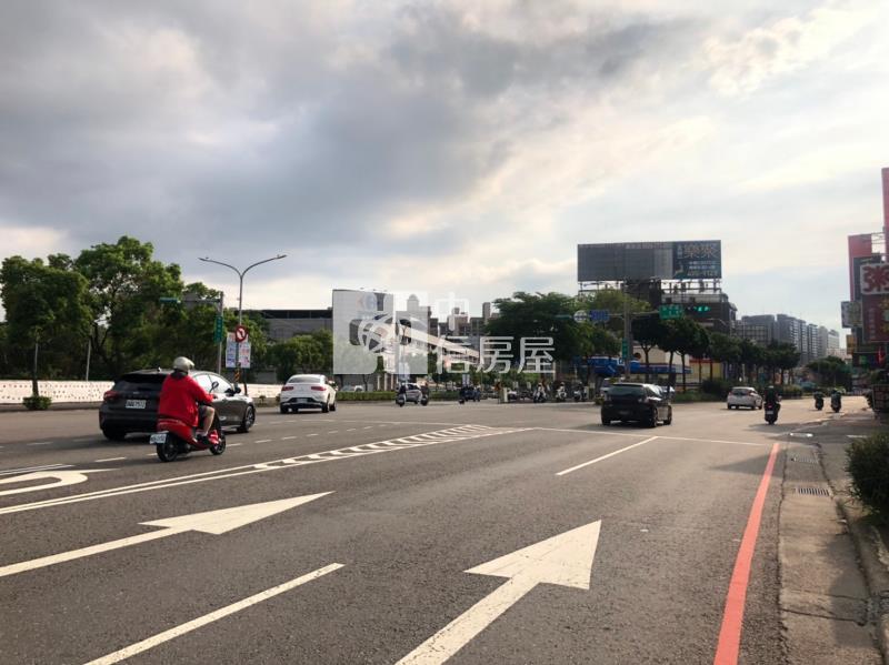 前後臨路雙面電梯透店房屋室內格局與周邊環境