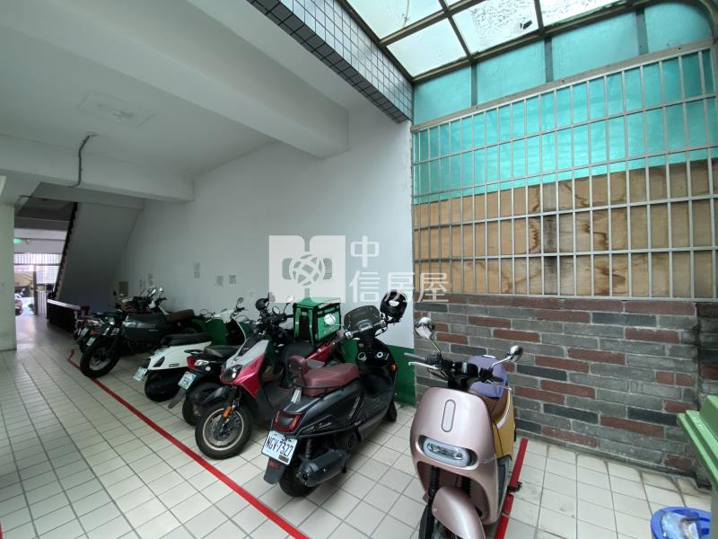 文心中清捷運大面寬店面房屋室內格局與周邊環境
