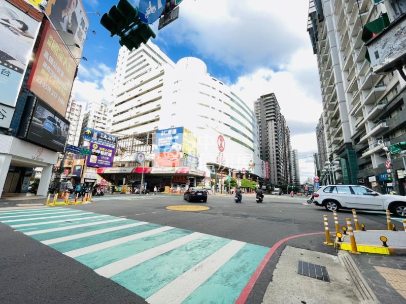 【安家】專任-SOGO旁燙金三角窗透店房屋室內格局與周邊環境