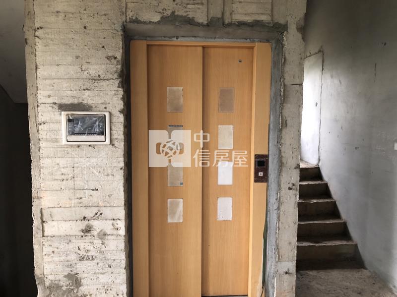 央大旁歐式毛胚電梯渡假農舍房屋室內格局與周邊環境