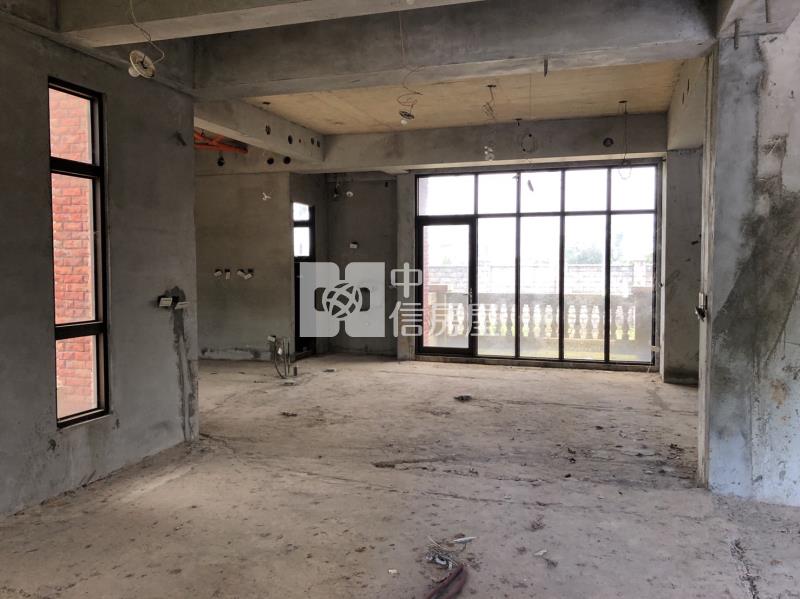 央大旁歐式毛胚電梯渡假農舍房屋室內格局與周邊環境