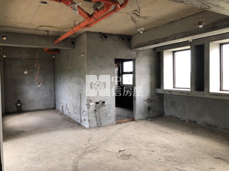 央大旁歐式毛胚電梯渡假農舍房屋室內格局與周邊環境