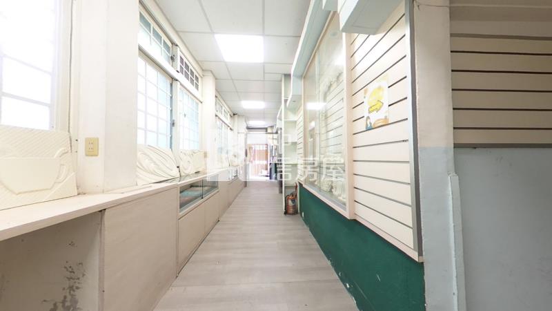 臺灣大道邊間電梯透店房屋室內格局與周邊環境