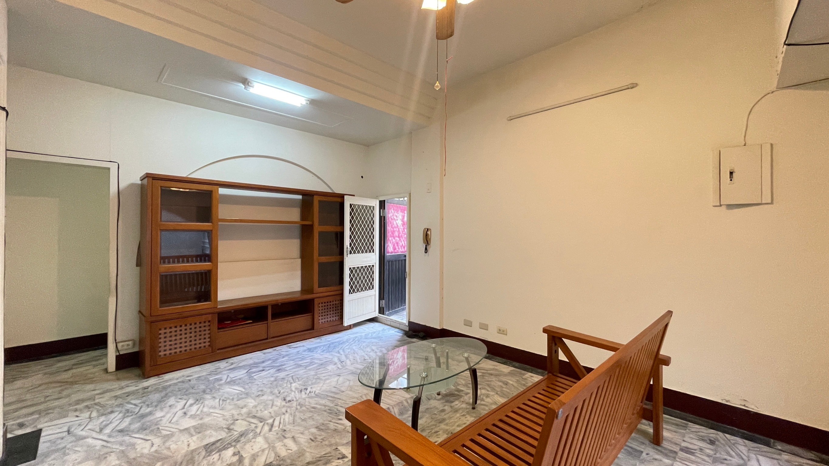 衛道路公寓一樓有大後院房屋室內格局與周邊環境