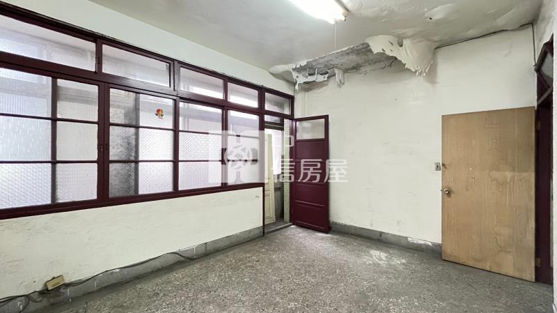 中清水湳愛買住三角店房屋室內格局與周邊環境