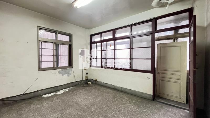 中清水湳愛買住三角店房屋室內格局與周邊環境