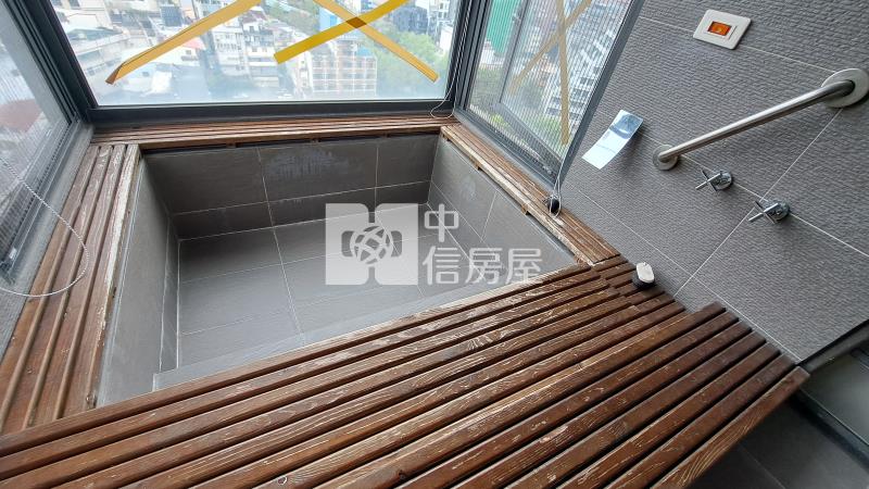 溫泉源頭挑高湯屋房屋室內格局與周邊環境