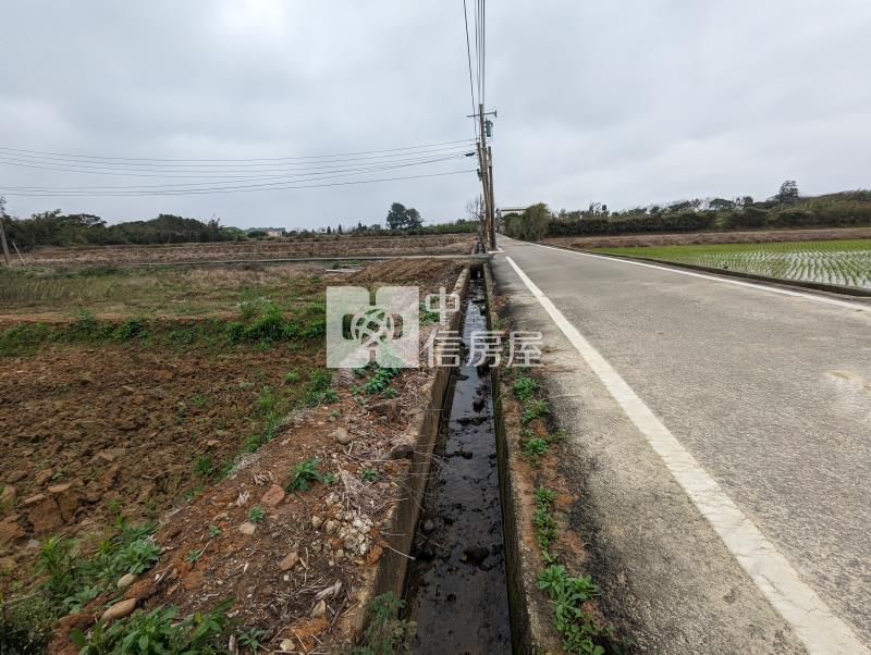 新屋區近西濱61快速道路崁厝段雙面臨路美農地房屋室內格局與周邊環境