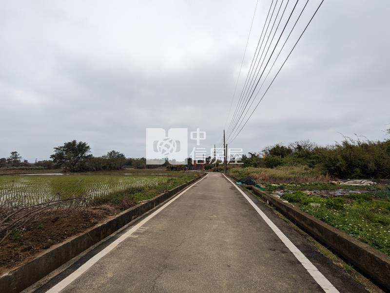 新屋區近西濱61快速道路崁厝段雙面臨路美農地房屋室內格局與周邊環境