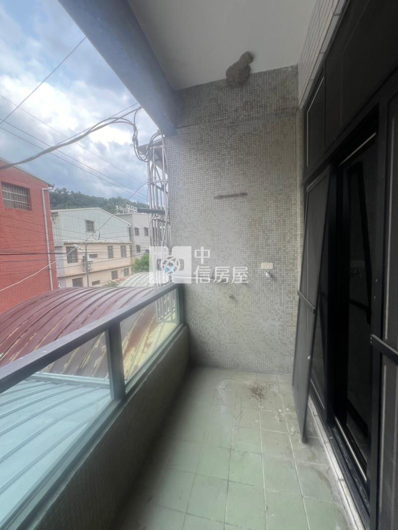 朝陽科大旁車庫透天房屋室內格局與周邊環境