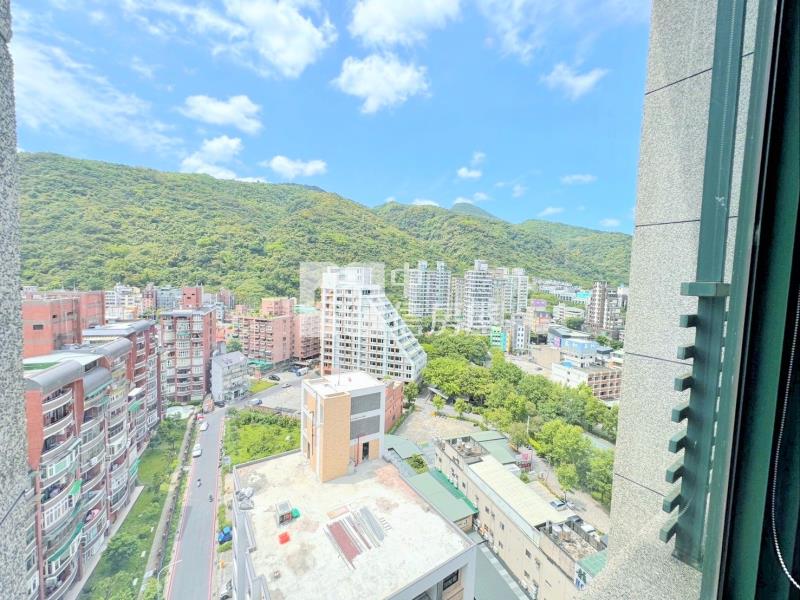 礁溪商業區挑高山景溫泉宅房屋室內格局與周邊環境