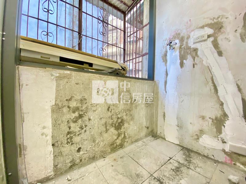 西屯國小文修公園全新整理稀有二樓大套房玻璃陽台房屋室內格局與周邊環境