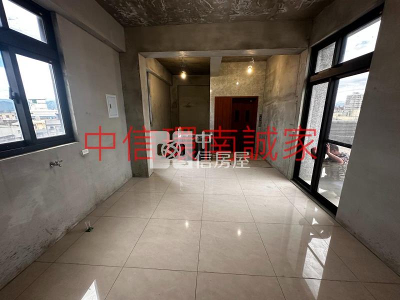 忠貞大面寬全新電梯店住房屋室內格局與周邊環境