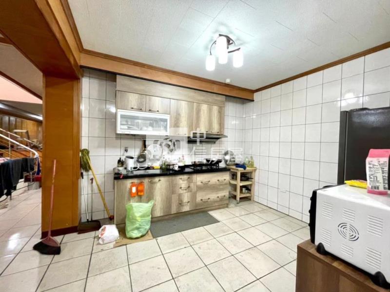 中壢市中心面寬黃金透店房屋室內格局與周邊環境