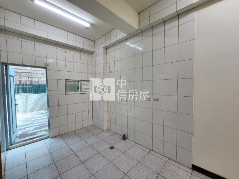 秀泰影城旁店面房屋室內格局與周邊環境