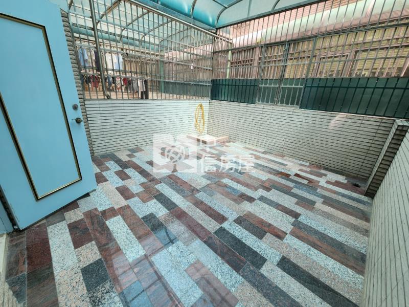 秀泰影城旁店面房屋室內格局與周邊環境