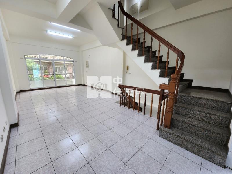 秀泰影城旁店面房屋室內格局與周邊環境