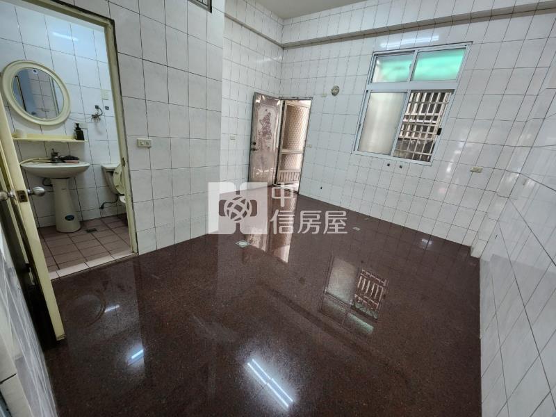 秀泰影城旁店面房屋室內格局與周邊環境