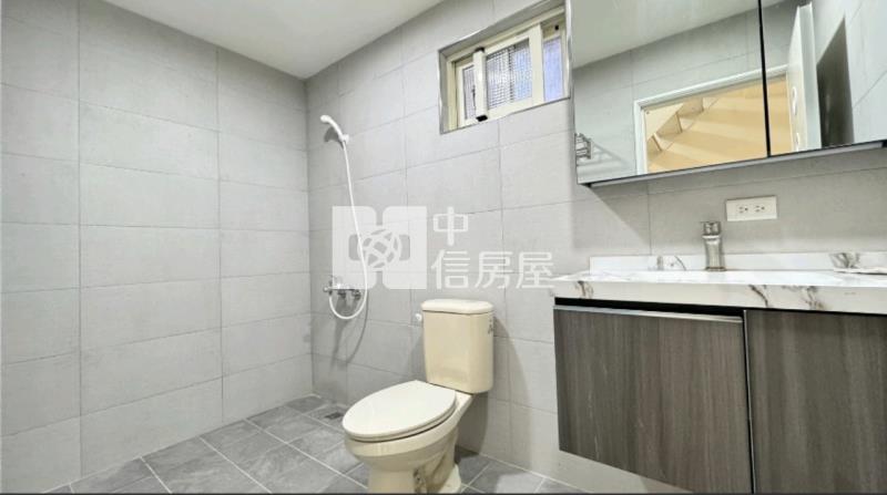高鐵南路旁透天(1)房屋室內格局與周邊環境