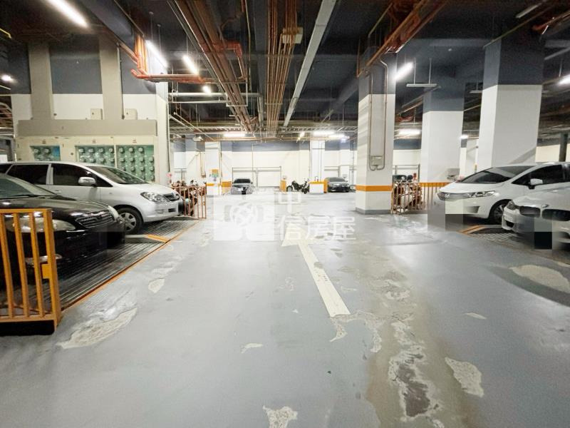 左岸高第四房休旅車位房屋室內格局與周邊環境
