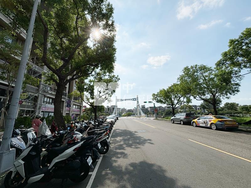 左岸高第四房休旅車位房屋室內格局與周邊環境