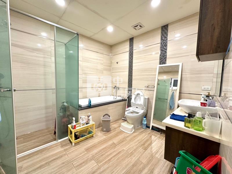 興美六路雙車庫店住房屋室內格局與周邊環境