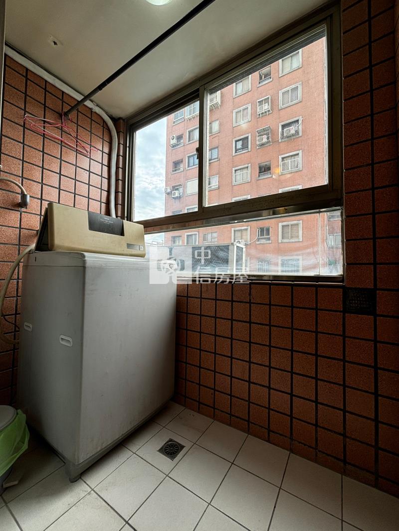 大潤發、櫻花園道旁首購套房房屋室內格局與周邊環境