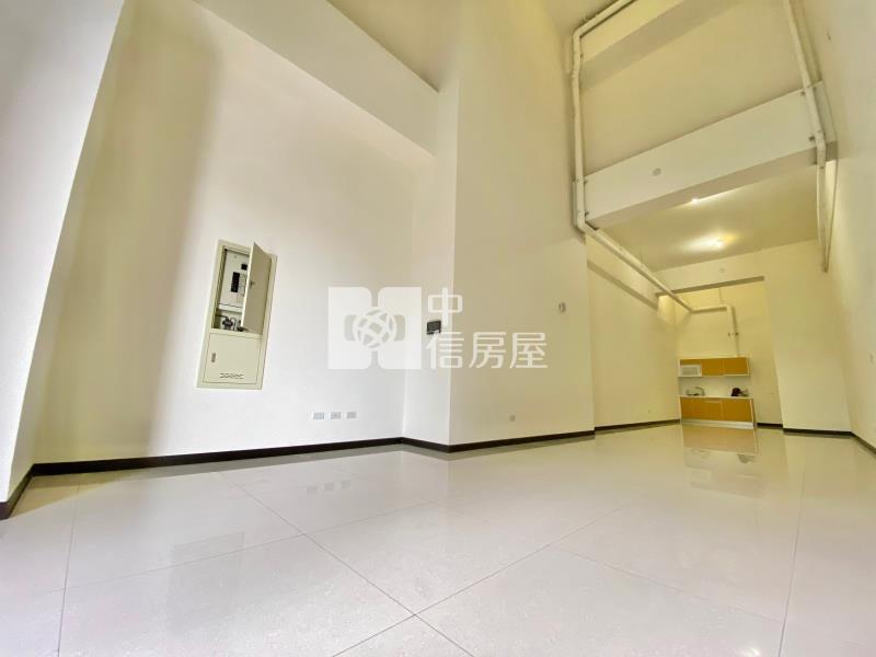高鐵娛樂購物城~門前第一排挑高8米黃金店面房屋室內格局與周邊環境