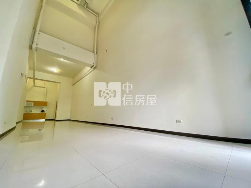 高鐵娛樂購物城~門前第一排挑高8米黃金店面房屋室內格局與周邊環境