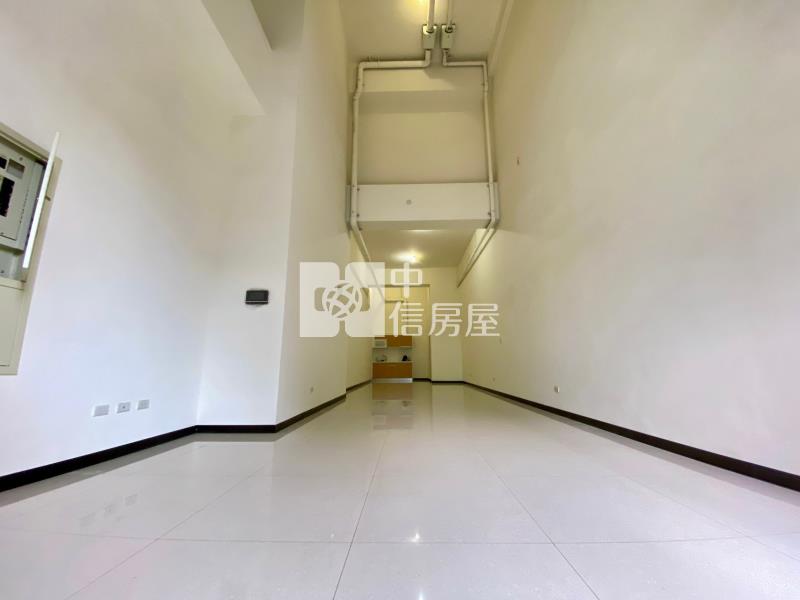 高鐵娛樂購物城~門前第一排挑高8米黃金店面房屋室內格局與周邊環境