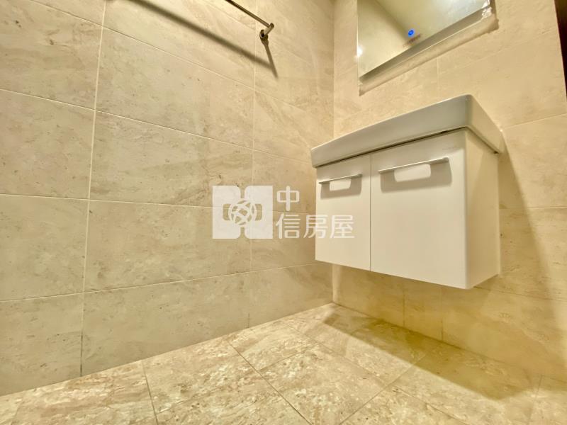 高鐵娛樂購物城~門前第一排挑高8米黃金店面房屋室內格局與周邊環境