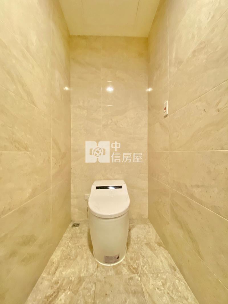 高鐵娛樂購物城~門前第一排挑高8米黃金店面房屋室內格局與周邊環境