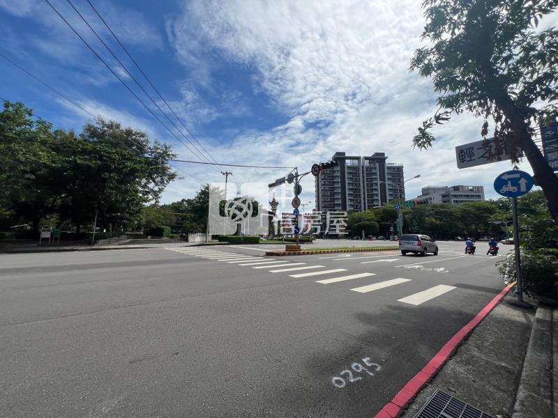東區正10米透店房屋室內格局與周邊環境