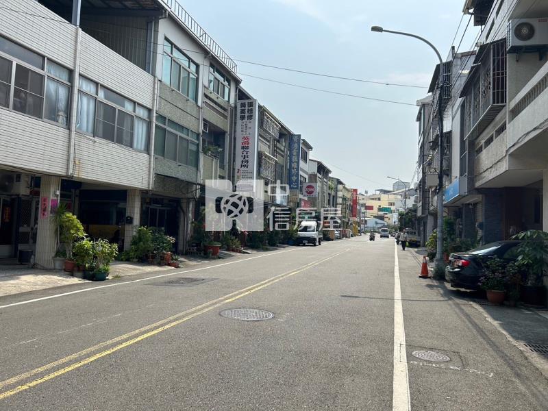 近影城朝東南透天房屋室內格局與周邊環境