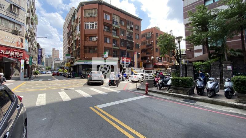 商業區大面寬店面房屋室內格局與周邊環境