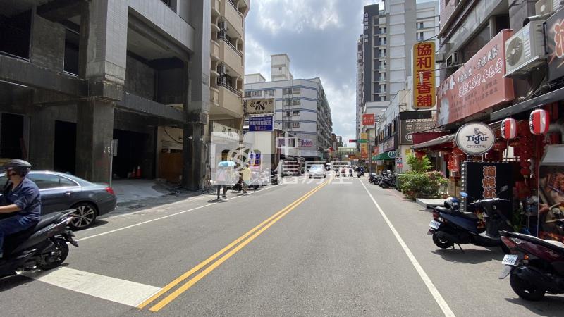 商四大面寬店面房屋室內格局與周邊環境