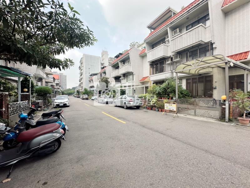 民俗公園永久棟距車庫美墅房屋室內格局與周邊環境