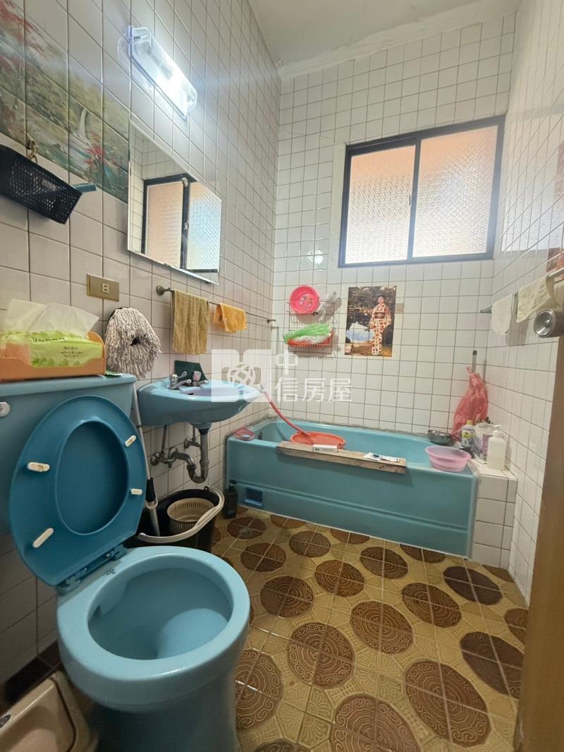 樹梢臨路河畔旁透天房屋室內格局與周邊環境