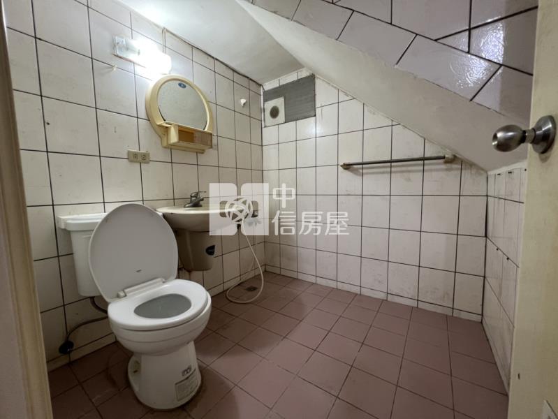 金陵路郵局旁大面寬透天房屋室內格局與周邊環境