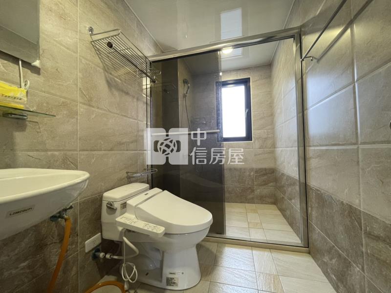 9C12中正市區11年邊間車庫透天房屋室內格局與周邊環境