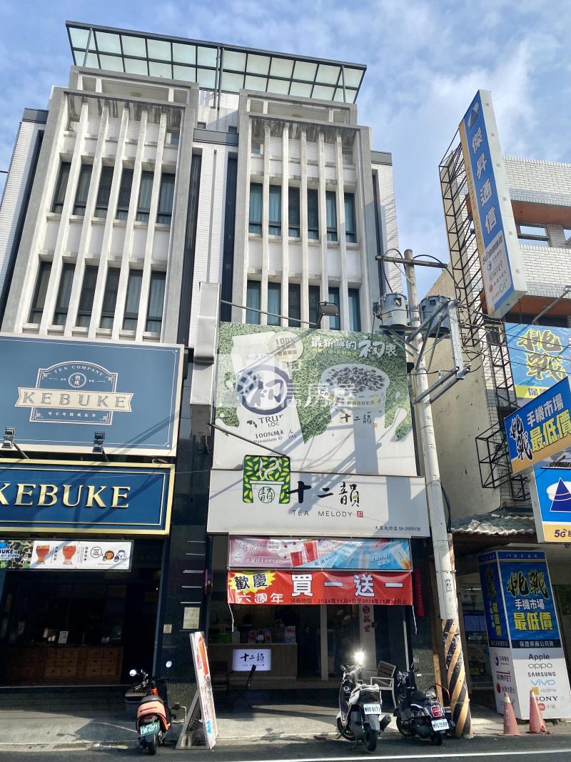 大里成功商圈電梯收租套房大空間黃金透店房屋室內格局與周邊環境