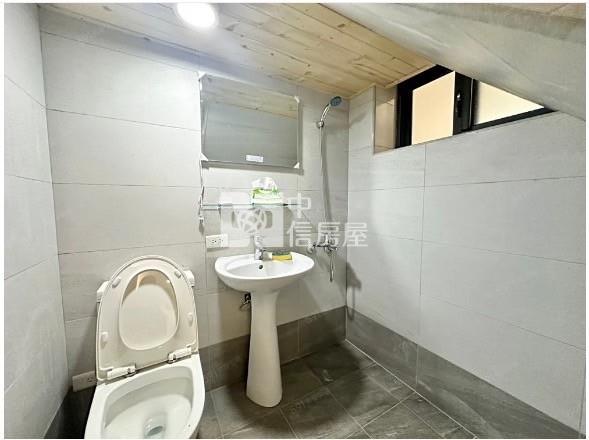 804旁活巷獨立車庫透天房屋室內格局與周邊環境
