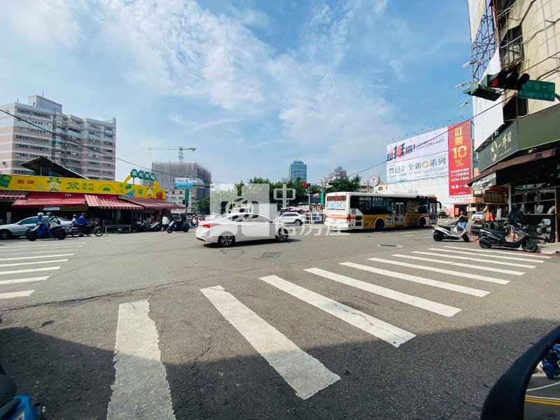 正北平路大面寬賺錢金店+車位房屋室內格局與周邊環境