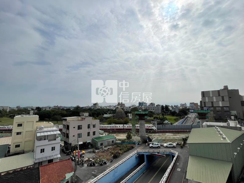 秀泰百貨旁車庫透天房屋室內格局與周邊環境